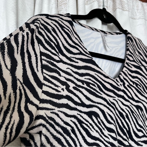 EUC Lulu-B Animal Print Zebra SPF Top size Small - Picture 5 of 9